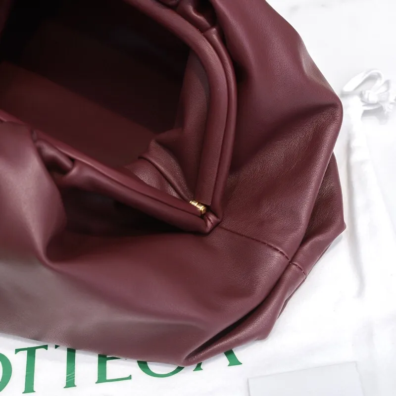 Batch 1660 Bottega Veneta cloud bag ☁️POUCH series original plain calfskin, super low-key and attractive, soft and casual, major Internet celebrity bloggers are crazy about calling it, fashionable and classy, ​​lazy and intellectual Large size: 38x20x8.5cm (large cloud plain) burgundy red